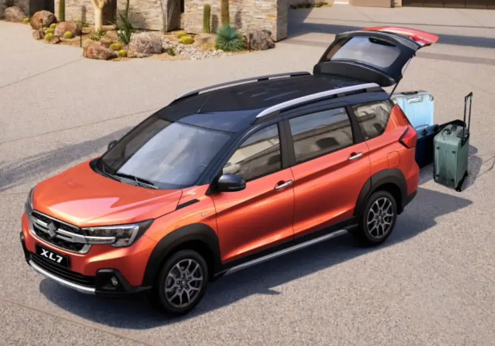 Suzuki XL7 Híbrido naranja con techo negro con el maletero abierto