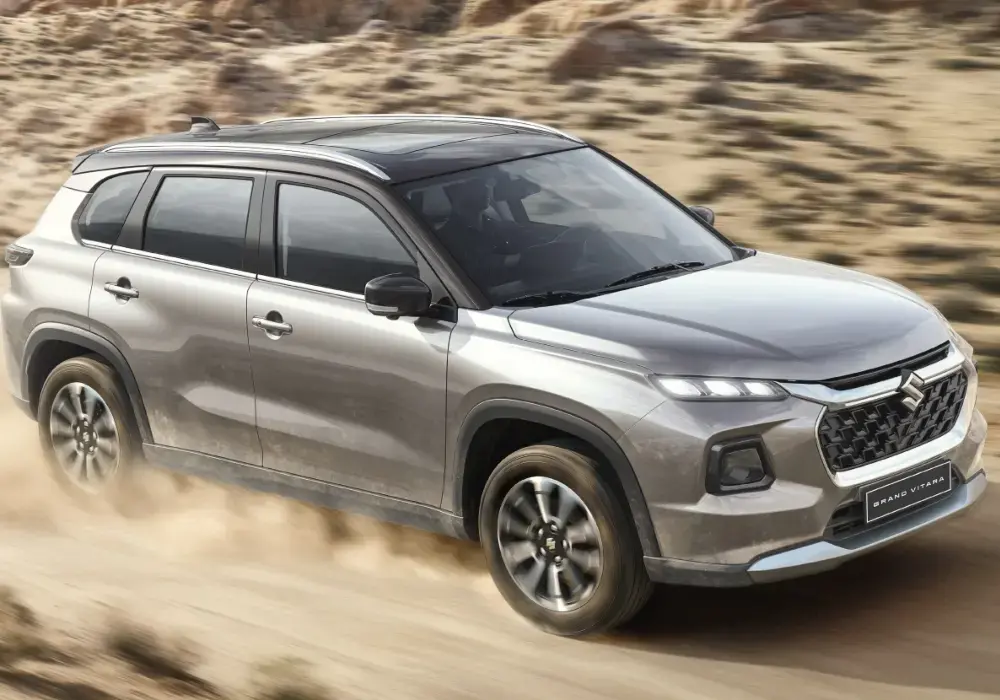 Suzuki Grand Vitara en camino arenoso